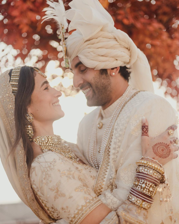 Ranbir Kapoor-Alia Bhatt Wedding: Newlyweds share first photos, seal it with a kiss – 'we got married' : Bollywood News - Bollywood Hungama
